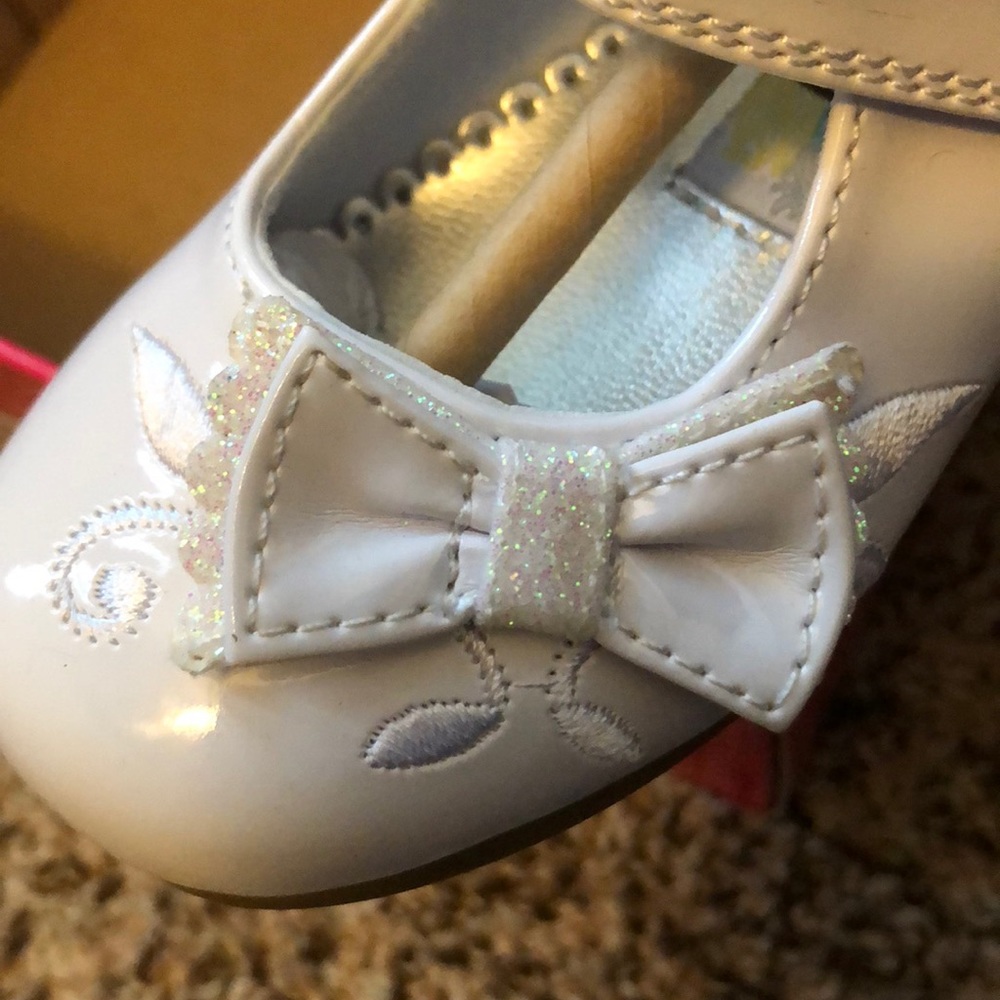 Bnwt little girls white patent leather shoes - Picture 3 of 4